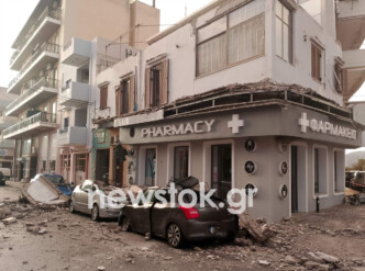 Λαύριο: Κατέρρευσε μπαλκόνι πολυκατοικίας – Τραυματισμός γυναίκας και ζημιές σε οχήματα