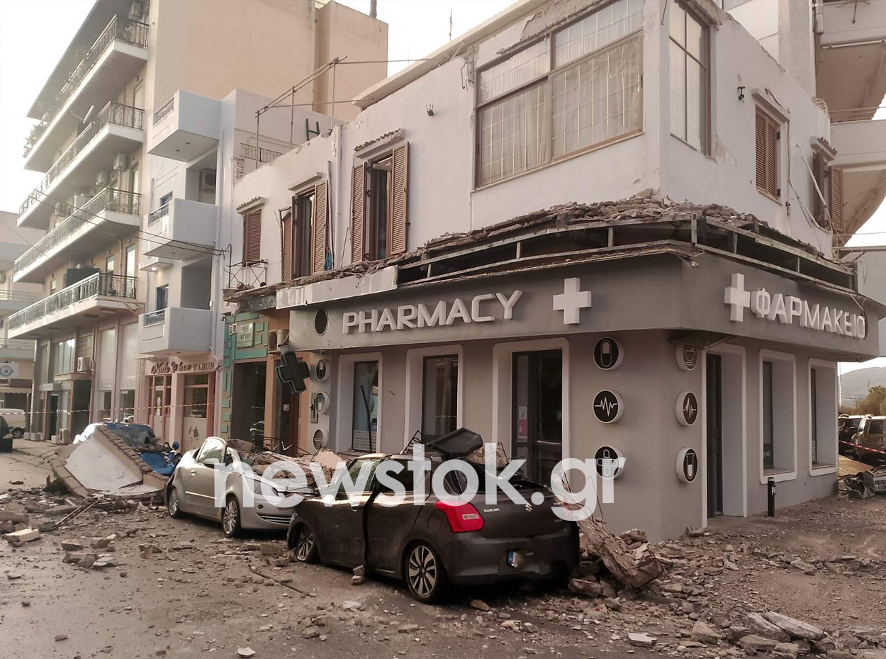 Λαύριο: Κατέρρευσε μπαλκόνι πολυκατοικίας – Τραυματισμός γυναίκας και ζημιές σε οχήματα