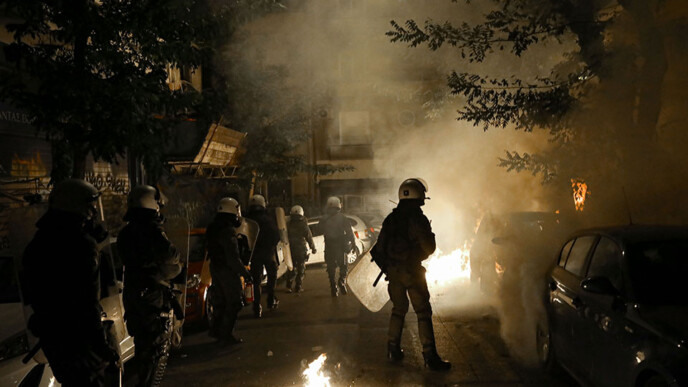 Χαριλάου Τρικούπη: Επίθεση με μολότοφ κατά διμοιρίας των ΜΑΤ
