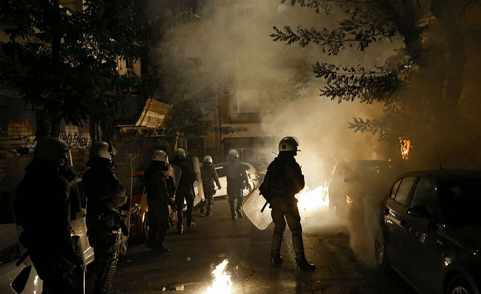Χαριλάου Τρικούπη: Επίθεση με μολότοφ κατά διμοιρίας των ΜΑΤ