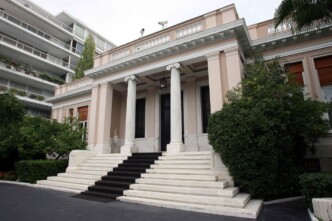 Γκρίνια στη «γαλάζια» πολυκατοικία: Παράπονα βουλευτών για «μεροληπτικές» επιλογές και λίστα-φωτιά από το Μαξίμου!