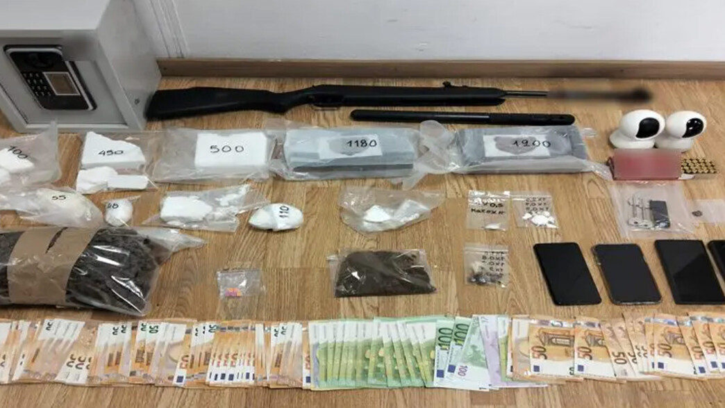 Εξαρθρώθηκε κύκλωμα διακίνησης ναρκωτικών στον Πειραιά – Κατασχέθηκαν πάνω από 3,8 κιλά κοκαΐνης και χιλιάδες ευρώ
