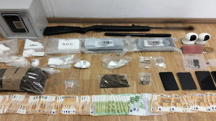 Εξαρθρώθηκε κύκλωμα διακίνησης ναρκωτικών στον Πειραιά – Κατασχέθηκαν πάνω από 3,8 κιλά κοκαΐνης και χιλιάδες ευρώ