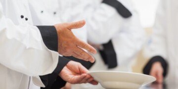 Σύλληψη γνωστού τηλεοπτικού σεφ για χρέη άνω των 350.000 ευρώ στο Δημόσιο