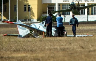 Συναγερμός στο Τατόι: Εκπαιδευτικό αεροσκάφος της Πολεμικής Αεροπορίας κατέπεσε κατά την απογείωση – Στο νοσοκομείο οι δύο πιλότοι