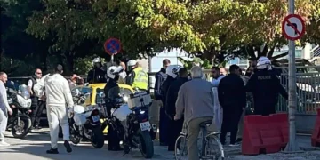 Άγρια συμπλοκή έξω από τα Δικαστήρια Τρικάλων