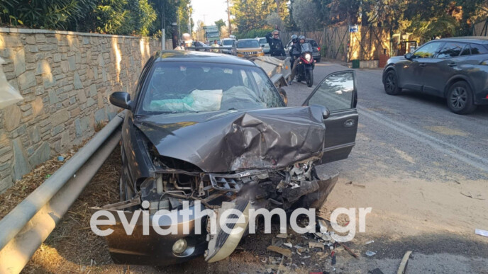 Σφοδρό τροχαίο στην Εύβοια – Σύγκρουση οχημάτων με δύο τραυματίες (Εικόνες)