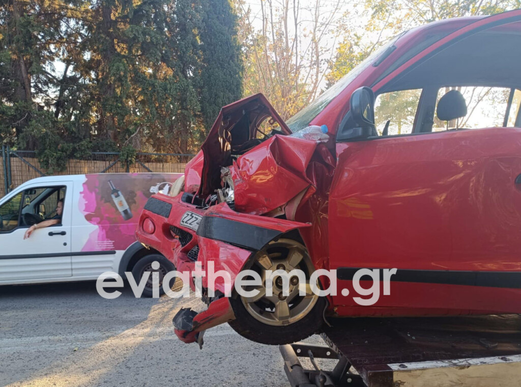 Σφοδρό τροχαίο στην Εύβοια – Σύγκρουση οχημάτων με δύο τραυματίες (Εικόνες)