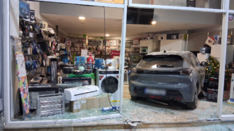 Ναύπλιο: Αυτοκίνητο εισέβαλε σε τζαμαρία καταστήματος