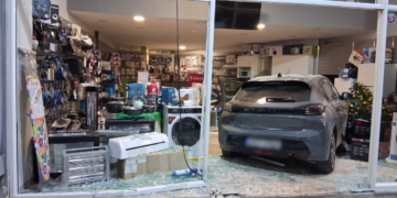 Ναύπλιο: Αυτοκίνητο εισέβαλε σε τζαμαρία καταστήματος