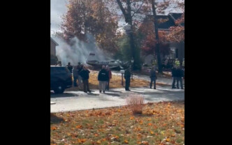 Τραγωδία στη Νέα Υόρκη: Μονοκινητήριο αεροσκάφος συνετρίβη δίπλα σε σπίτι – Νεκρός ο πιλότος