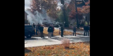 Τραγωδία στη Νέα Υόρκη: Μονοκινητήριο αεροσκάφος συνετρίβη δίπλα σε σπίτι – Νεκρός ο πιλότος