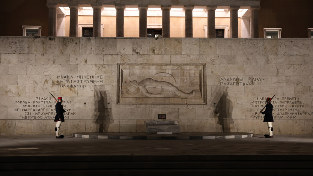 Για πρώτη φορά εφαρμόστηκε ο νέος νόμος για τον Άγνωστο Στρατιώτη – Φυλάκιση 9 μηνών με αναστολή σε 23 μέλη του Ρουβίκωνα που άνοιξαν πανό