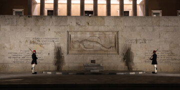 Για πρώτη φορά εφαρμόστηκε ο νέος νόμος για τον Άγνωστο Στρατιώτη – Φυλάκιση 9 μηνών με αναστολή σε 23 μέλη του Ρουβίκωνα που άνοιξαν πανό