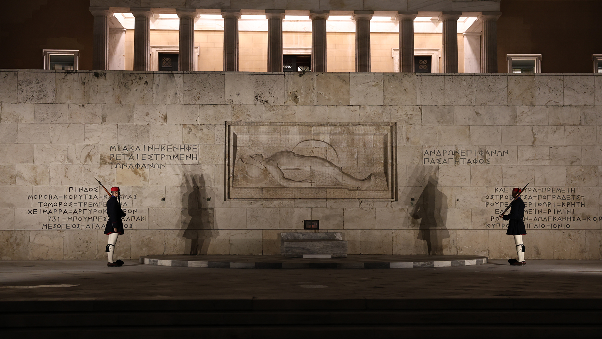 Για πρώτη φορά εφαρμόστηκε ο νέος νόμος για τον Άγνωστο Στρατιώτη – Φυλάκιση 9 μηνών με αναστολή σε 23 μέλη του Ρουβίκωνα που άνοιξαν πανό
