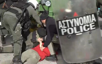 «Πόλεμος» στον θεσσαλικό κάμπο: Χημικά, τραυματίες και μπλόκα στην Εθνική Οδό – Η νύχτα που «άναψαν» τα τρακτέρ