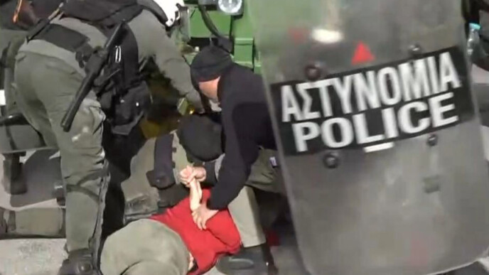 «Πόλεμος» στον θεσσαλικό κάμπο: Χημικά, τραυματίες και μπλόκα στην Εθνική Οδό – Η νύχτα που «άναψαν» τα τρακτέρ