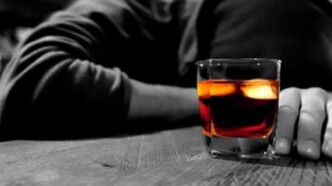 Πάτρα: Χειροπέδες σε ιδιοκτήτρια και υπεύθυνο καταστήματος για πώληση αλκοόλ σε 15χρονους