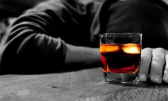 Πάτρα: Χειροπέδες σε ιδιοκτήτρια και υπεύθυνο καταστήματος για πώληση αλκοόλ σε 15χρονους