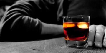 Πάτρα: Χειροπέδες σε ιδιοκτήτρια και υπεύθυνο καταστήματος για πώληση αλκοόλ σε 15χρονους