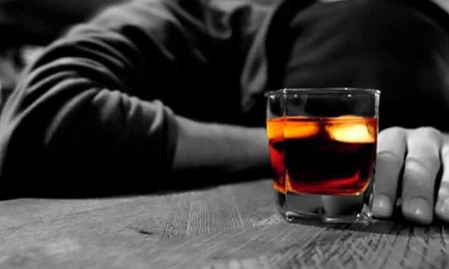 Πάτρα: Χειροπέδες σε ιδιοκτήτρια και υπεύθυνο καταστήματος για πώληση αλκοόλ σε 15χρονους