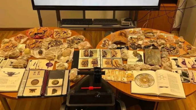 Συνελήφθη μέλος διεθνούς εγκληματικής οργάνωσης-Σπίτι του βρέθηκαν αρχαία αντικείμενα και θρησκευτικές εικόνες