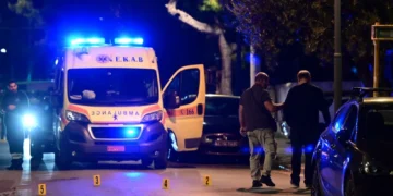 Άγιος Δημήτριος: Καταδίωξη διαρρηκτών με τρεις τραυματίες αστυνομικούς - Εμβόλισαν μηχανές της ΔΙΑΣ για να διαφύγουν