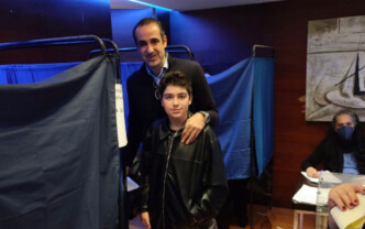 Γρηγόρης Δημητριάδης: Ψήφισε στις εσωκομματικές της ΝΔ μαζί με τον γιο του – Η φωτογραφία και το μήνυμα για τη νέα γενιά