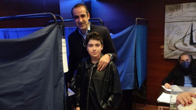 Γρηγόρης Δημητριάδης: Ψήφισε στις εσωκομματικές της ΝΔ μαζί με τον γιο του – Η φωτογραφία και το μήνυμα για τη νέα γενιά