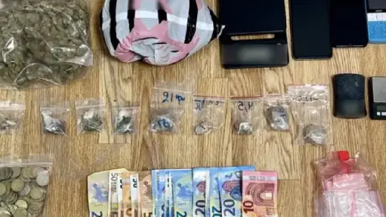 Στη «φάκα» της ΕΛΑΣ κύκλωμα ναρκωτικών: 61χρονη η «εγκέφαλος» της διακίνησης σε Αθήνα και Βύρωνα - newstok.gr
