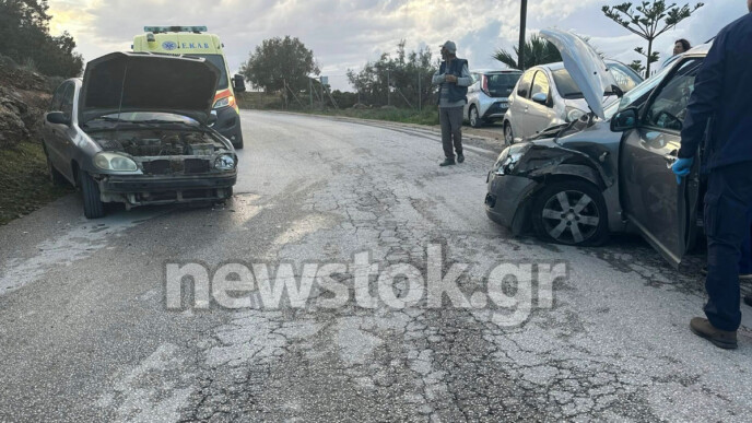 Τροχαίο στην Αρτέμιδα: Στο νοσοκομείο δύο οδηγοί μετά τη σύγκρουση στην Αγίου Ιωάννου