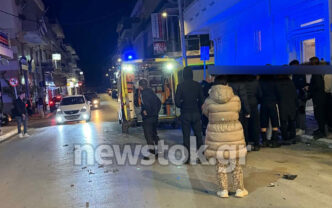 Τραγωδία στην Αρτέμιδα: ΙΧ «θέρισε» πεζούς και κατέληξε σε οικοδομή – Ένας νεκρός και τρεις τραυματίες