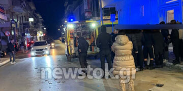 Τραγωδία στην Αρτέμιδα: ΙΧ «θέρισε» πεζούς και κατέληξε σε οικοδομή – Ένας νεκρός και τρεις τραυματίες