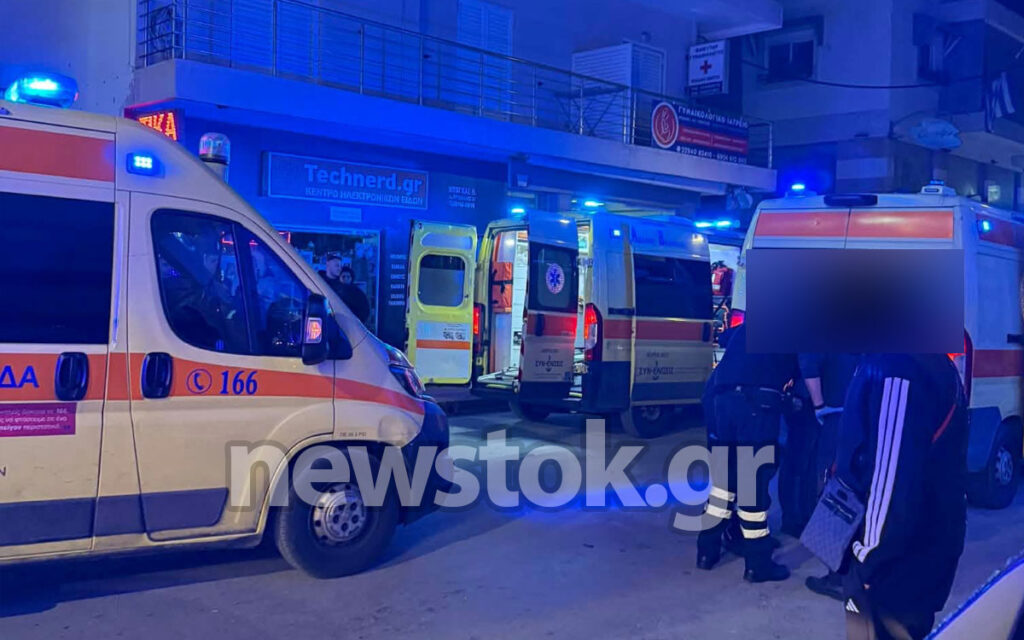 Τραγωδία στην Αρτέμιδα: ΙΧ «θέρισε» πεζούς και κατέληξε σε οικοδομή – Ένας νεκρός και τρεις τραυματίες