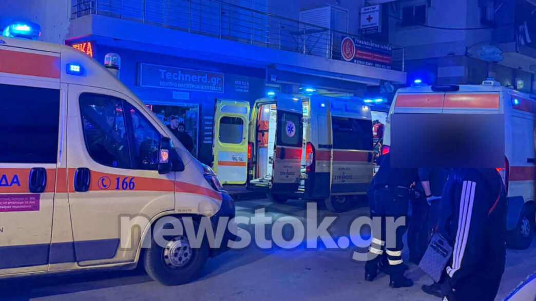 Τραγωδία στην Αρτέμιδα: ΙΧ «θέρισε» πεζούς και κατέληξε σε οικοδομή – Ένας νεκρός και τρεις τραυματίες