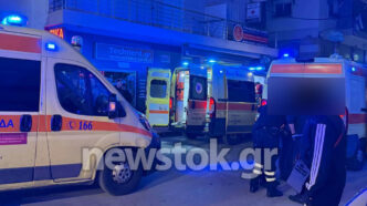 Τραγωδία στην Αρτέμιδα: ΙΧ «θέρισε» πεζούς και κατέληξε σε οικοδομή – Ένας νεκρός και τρεις τραυματίες