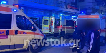 Τραγωδία στην Αρτέμιδα: ΙΧ «θέρισε» πεζούς και κατέληξε σε οικοδομή – Ένας νεκρός και τρεις τραυματίες