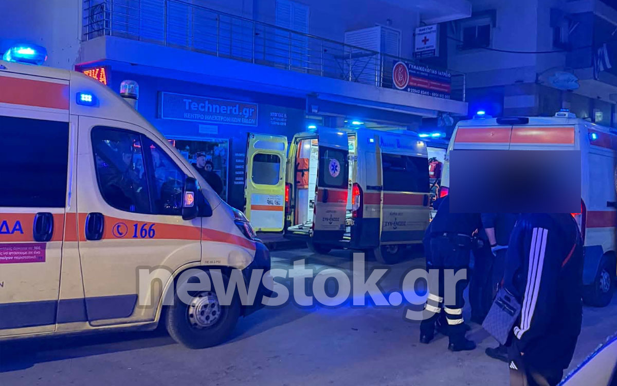 Τραγωδία στην Αρτέμιδα: ΙΧ «θέρισε» πεζούς και κατέληξε σε οικοδομή – Ένας νεκρός και τρεις τραυματίες