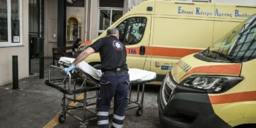 Σοβαρός τραυματισμός στο Ναύπλιο: Ηλικιωμένος έπεσε από μπαλκόνι δεύτερου ορόφου