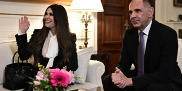 Η Κίμπερλι Γκιλφόιλ ανέλαβε καθήκοντα: Η νέα πρέσβης των ΗΠΑ ξεκίνησε τις συναντήσεις σε ΥΠΕΞ και Μαξίμου