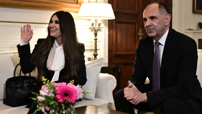 Η Κίμπερλι Γκιλφόιλ ανέλαβε καθήκοντα: Η νέα πρέσβης των ΗΠΑ ξεκίνησε τις συναντήσεις σε ΥΠΕΞ και Μαξίμου