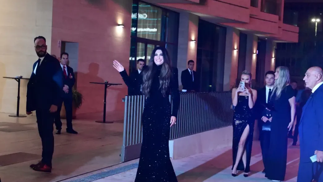 Η Κίμπερλι Γκιλφόιλ έκλεψε τις εντυπώσεις στην Αθήνα – Λαμπερή δεξίωση στο «Grand Hyatt» για τους Αμερικανούς Πεζοναύτες