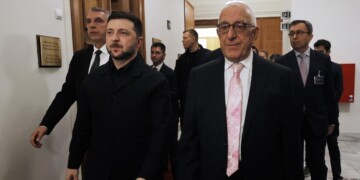 Κακλαμάνης στη συνάντηση με Ζελένσκι: «Η Ελλάδα στο πλευρό της Ουκρανίας – 50 χρόνια πριν εμείς σαν ελληνισμός έχουμε υποστεί το ίδιο πρόβλημα με εσάς στην Κύπρο»