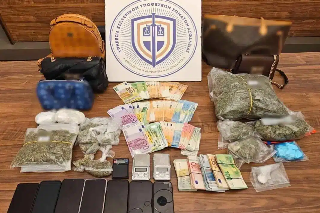 Εξαρθρώθηκαν δύο εγκληματικές οργανώσεις ναρκωτικών με εμπλοκή αστυνομικού στην Αττική