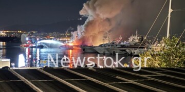 Καταστροφική πυρκαγιά στη Μαρίνα Ζέας: Βυθίστηκαν τρία σκάφη στον Πειραιά