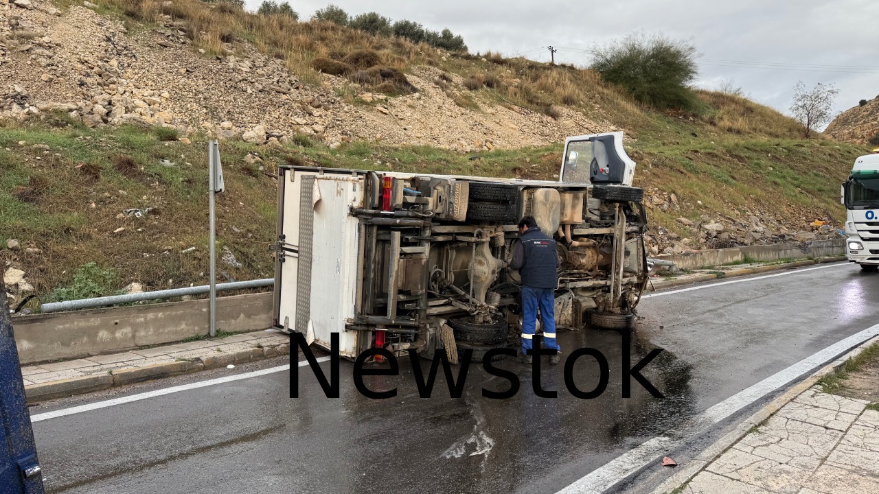Τραγωδία στο Πέραμα: Νεκρή γυναίκα μετά από ανατροπή φορτηγού στην οδό Τριπόλεως - newstok.gr