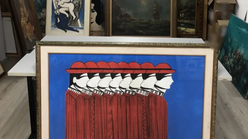 Χειροπέδες σε δύο άνδρες για 481 πλαστούς πίνακες: Βρέθηκαν έργα «μαϊμού» κορυφαίου Έλληνα ζωγράφου και βαρύς οπλισμός