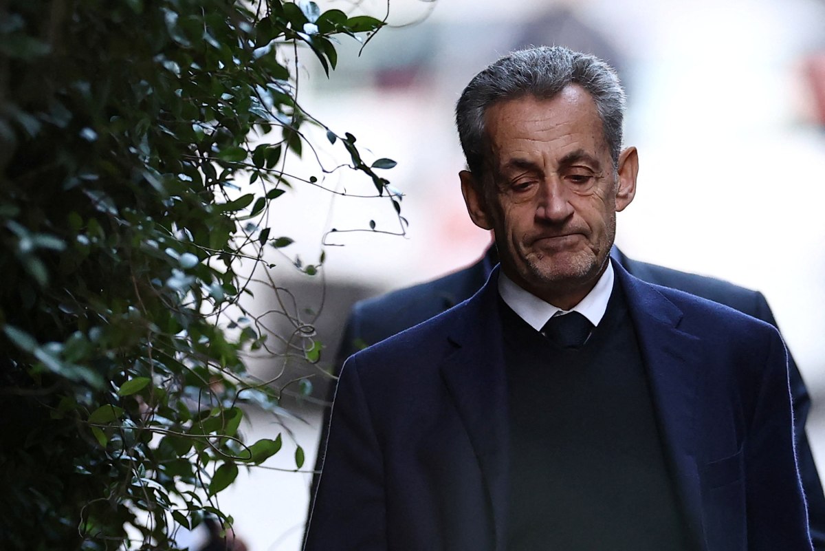 Ελεύθερος με «βραχιολάκι» ο Νικολά Σαρκοζί – Τι οδήγησε στην αποφυλάκιση του πρώην προέδρου της Γαλλίας