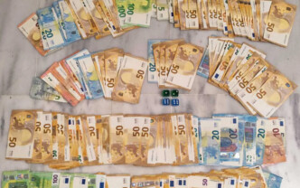 Σπάρτη: «Έφοδος» της ΕΛ.ΑΣ. σε κατάστημα για τζόγο – Χειροπέδες σε 10 άτομα και 16.000 ευρώ στο τραπέζι