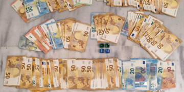 Σπάρτη: «Έφοδος» της ΕΛ.ΑΣ. σε κατάστημα για τζόγο – Χειροπέδες σε 10 άτομα και 16.000 ευρώ στο τραπέζι